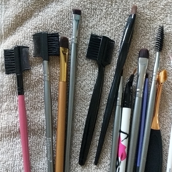 Assortment of Makeup Brushes (25pcs) - Picture 2 of 3